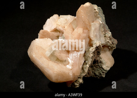 La Stilbite Minerali e cristalli nella matrice di origine vulcanica con cristalli apophylite, Poona, India Foto Stock