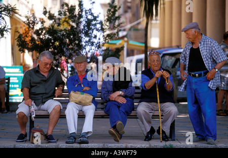 Il vecchio la gente seduta su una panchina a mi ile Rousse Corsica Francia Foto Stock