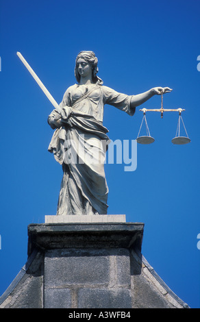 Statua sul tetto nel cortile del Castello di Dublino Irlanda Eire EU Europe Foto Stock