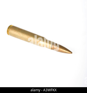 Un massiccio 50 Caliber bullet su uno sfondo bianco. La guerra e i Conflitti Armati concetti. Foto Stock