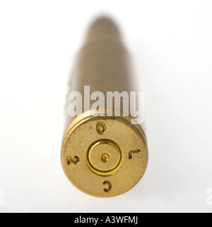 Un massiccio 50 Caliber bullet su uno sfondo bianco. La guerra e i Conflitti Armati concetti. Foto Stock