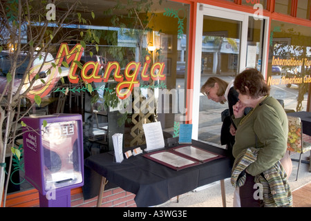 Turisti affamati che stanno curiosando il Mangia il menu del ristorante su Corey Avenue. St Pete Beach Florida USA Foto Stock