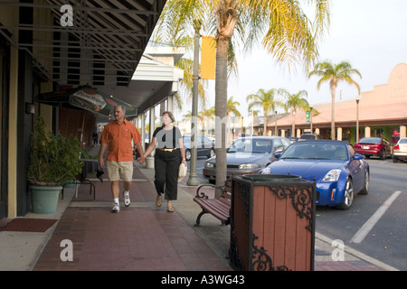 Giovane navigando negozi di Corey Avenue. St Pete Beach Florida USA Foto Stock