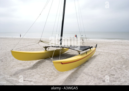 Catamarano sulla spiaggia di sabbia bianca del Golfo del Messico. North Redington Beach Florida USA Foto Stock