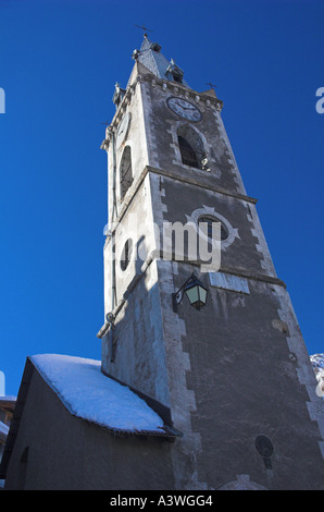 La chiesa parrocchiale del villaggio di Bez vicino alla cittadina sciistica di Villeneuve - Serre Chevalier le Alpi francesi Foto Stock