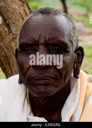 Un abitante di un villaggio sambuco in un piccolo villaggio rurale in Kenya, Africa. Foto Stock