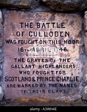 La placca sul Memorial Cairn presso il campo di battaglia di Culloden, vicino a Inverness, Highland, Scotland, Regno Unito Foto Stock