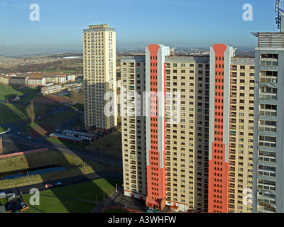 Rosso su strada Alto Appartamenti a Glasgow Scozia Scotland Foto Stock