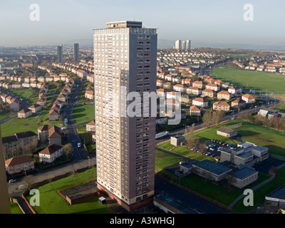 Rosso su strada Alto Appartamenti a Glasgow Scozia Scotland Foto Stock