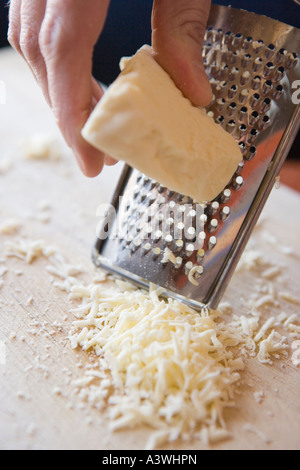 Stretta di mano grattugiare il formaggio Foto stock - Alamy