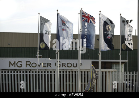 Bandiere che sventolano al MG Rover in fabbrica a Longbridge Birmingham REGNO UNITO Foto Stock