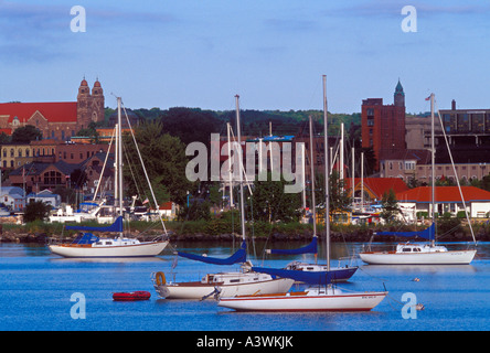 Barche a vela di ancoraggio per il porto inferiore di Marquette Mich Foto Stock