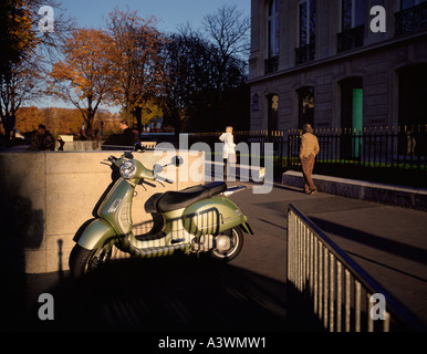 Vespa scooter a Avenue Montaigne, Parigi, Francia Foto Stock