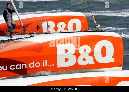 Ellen MacArthur ritorna a Cowes dopo la rottura di una mano sola per il giro del mondo in barca a vela registrare Isle of Wight England Regno Unito Foto Stock