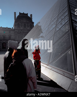 "Louvre' museo e la piramide di vetro disegnato da Sino architetto americano Pei, Parigi, Francia. Foto Stock