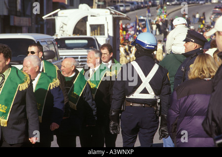 Royal Hibernian Società i membri partecipano in san Patrizio Parade su Broadway in South Boston Massachusetts Foto Stock