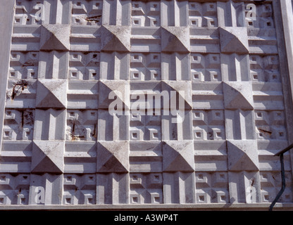 Dettaglio del pannello sulla facciata occidentale di Eglise St Julien, Domfront, Bassa Normandia, Francia. Foto Stock