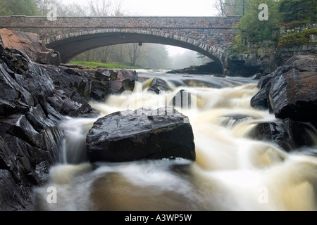 Un ponte in pietra che attraversa l'Eau Claire River a zona dei Dells dell'Eau Claire River County Park nella maratona County Wisconsin Foto Stock