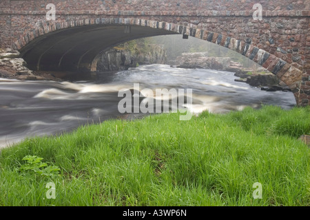 Un ponte in pietra che attraversa l'Eau Claire River a zona dei Dells dell'Eau Claire River County Park nella maratona County Wisconsin Foto Stock