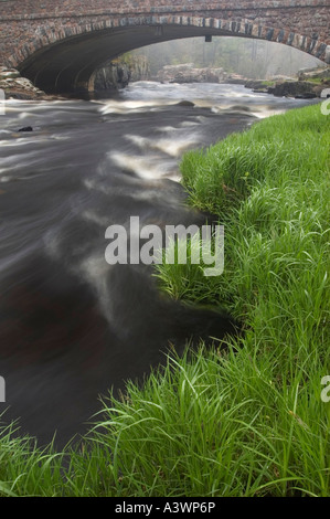 Un ponte in pietra che attraversa l'Eau Claire River a zona dei Dells dell'Eau Claire River County Park nella maratona County Wisconsin Foto Stock