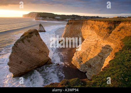 gesso, accesso, spiaggia, tempesta, mare stack onda tagliata piattaforma Freshwater Bay Isola di Wight Inghilterra Regno Unito Foto Stock