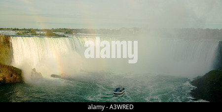 Canada Ontario Niagara Falls Cascate Horseshoe la Domestica della Foschia tour in barca rainbow Foto Stock