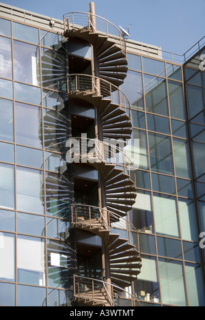 Spirale in acciaio emergency fire escape lamiera la scala sul lato esterno la parete esterna del multipiano alto blocco ufficio città di Londra Inghilterra REGNO UNITO Foto Stock