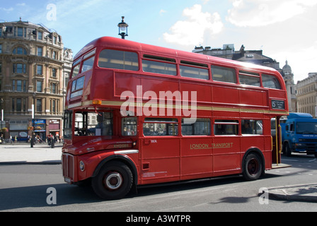 Trafalgar Square close up red Routemaster double decker bus operante sulla rotta 15 dopo la verniciatura pulita di qualsiasi pubblicità estate 2006 Foto Stock