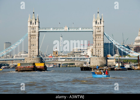 Il Tower Bridge di incorniciatura dei telecomunicazioni BT Tower con traffico in barca sul fiume Tamigi Foto Stock