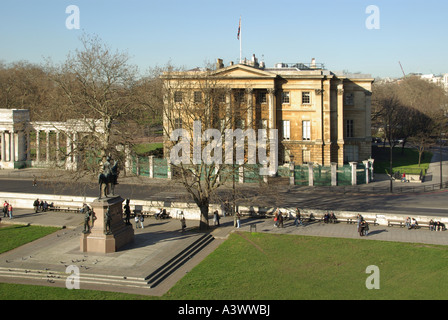 Storico Apsley House Museum & London townhouse di Duca di Wellington & white Hyde Park Corner la schermata e la statua di Wellington inverno alberi England Regno Unito Foto Stock