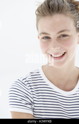 Una giovane donna sorridente con la videocamera Foto Stock