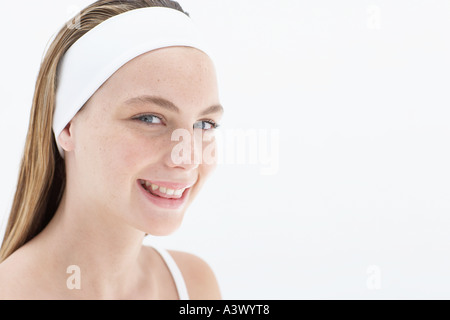 Una giovane donna sorridente con la videocamera Foto Stock