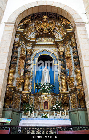 La Madonna di Fatima statua in un altare al Santo Antão chiesa in Piazza Giraldo in Évora , Portogallo. Patrimonio Mondiale dell'UNESCO. Foto Stock