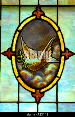La santa comunione la Chiesa in vetro colorato di colomba vola con olive branch. Minneapolis Minnesota USA Foto Stock