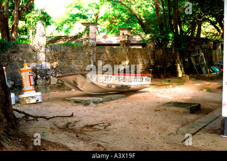 Asciugare barca ormeggiata sul mare rustico di atterraggio. Barbados West Indies Caraibi Oceano Atlantico Foto Stock