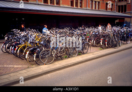 Portabiciclette azienda centinaia di biciclette della città pendolari. Amsterdam Paesi Bassi Foto Stock