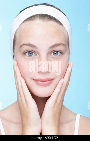 Una giovane donna sorridente in telecamera close up Foto Stock