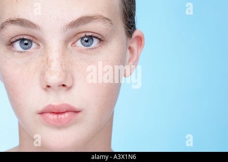 Una giovane donna che guarda la telecamera vicino fino Foto Stock