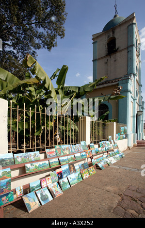 Dipinti in vendita ai turisti in piazza della chiesa nel villaggio di Vinales nella provincia di Pinar del Rio di Cuba Foto Stock