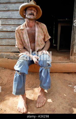 Un agricoltore del tabacco si appoggia alla sua casa in Vinales Valley, Pinar del Rio provincia, Cuba, West Indies. Foto Stock