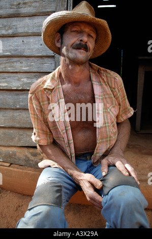 Un agricoltore del tabacco si appoggia alla sua casa, Vinales Valley, Pinar del Rio provincia, Cuba, West Indies. Foto Stock