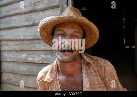 Un agricoltore del tabacco si appoggia alla sua casa in Vinales Valley, Pinar del Rio provincia, Cuba.West Indies. Foto Stock