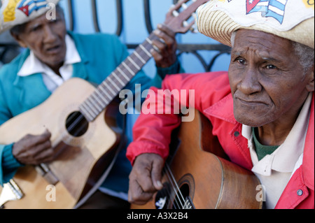 Due musicisti di strada giocare alla folla in Old Havana a Cuba West Indies Foto Stock