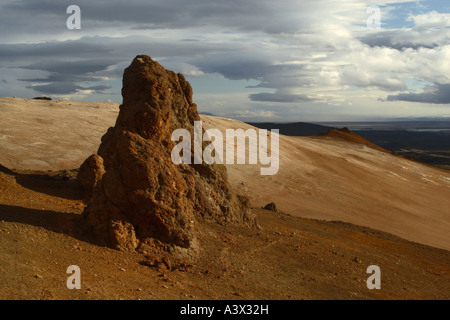 Geothermally regione attiva vicino a Myvatn in Islanda ricco di zolfo formazioni di roccia Foto Stock