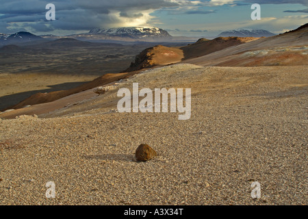 Geothermally regione attiva vicino a Myvatn in Islanda ricchi di zolfo formazioni rocciose e volcanically creato colline e montagne Foto Stock