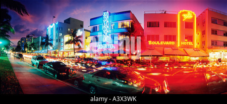 Incandescente accenti neon stile art deco hotel lungo Ocean Drive al crepuscolo Miami Beach Florida Foto Stock