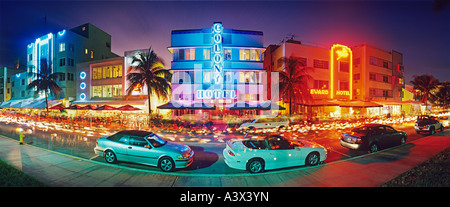 Incandescente accenti neon stile art deco hotel lungo Ocean Drive al crepuscolo Miami Beach, Florida Foto Stock