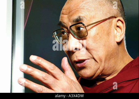 Sua Santità il XIV Dalai Lama del Tibet durante un aborigeno durante la sua ultima visita a Edinburgo Foto Stock