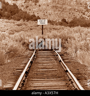 Fine della via firmare alla fine di una ferrovia abbandonata Idaho Foto Stock