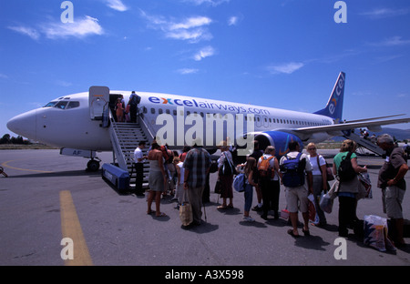 I villeggianti circa a bordo di un volo charter di tornare nel Regno Unito da Samos Island, Grecia. Foto Stock